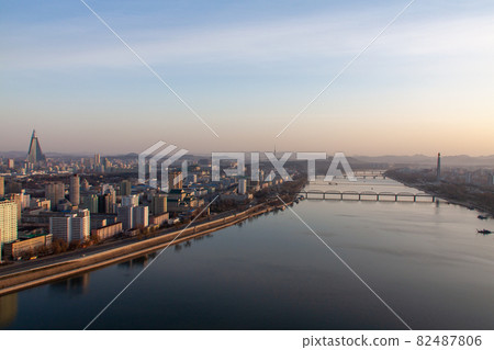 流經平壤的大同江 流經平壤的大同江 82487806