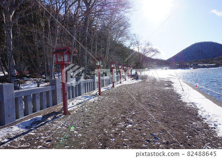 Vermilion lanterns and lakeside paths Vermilion lanterns and lakeside paths 82488645