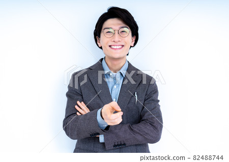 一個穿著西裝、戴著熱情眼鏡的男人 82488744