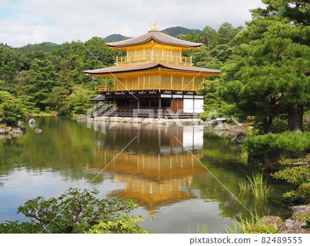 更換茅草屋頂後的中秋金閣寺 更換茅草屋頂後的中秋金閣寺 82489555
