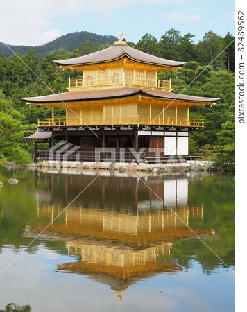更換茅草屋頂後的中秋金閣寺 更換茅草屋頂後的中秋金閣寺 82489562