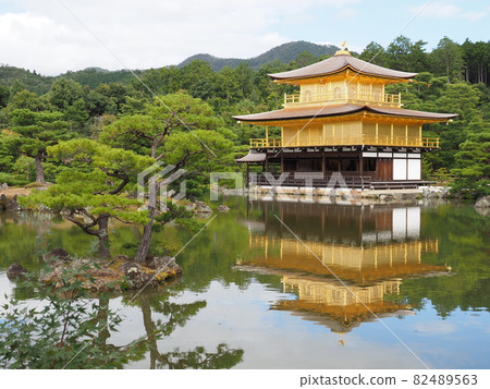 更換茅草屋頂後的中秋金閣寺 更換茅草屋頂後的中秋金閣寺 82489563