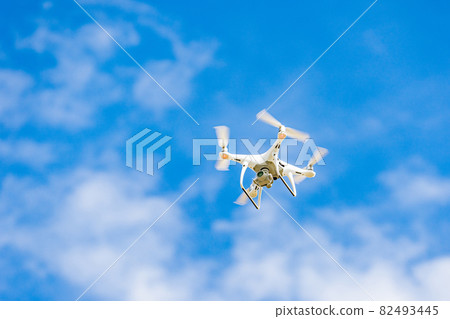 無人機和藍天 82493445