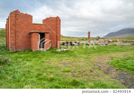 The ruins of Lenan Head fort at the north coast of County Donegal, Ireland. 82493914