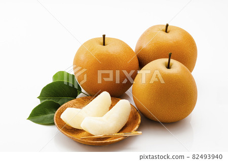Pear with leaves on a white background Pear with leaves on a white background 82493940