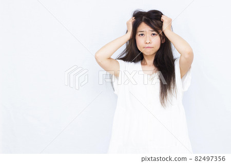 關心頭髮損傷的女性 82497356