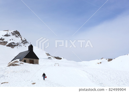 Snow covered mountain peak winter and tourist Snow covered mountain peak winter and tourist 82499904