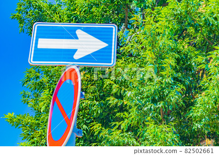 [Traffic image] Traffic sign in a residential area (one-way street) 82502661
