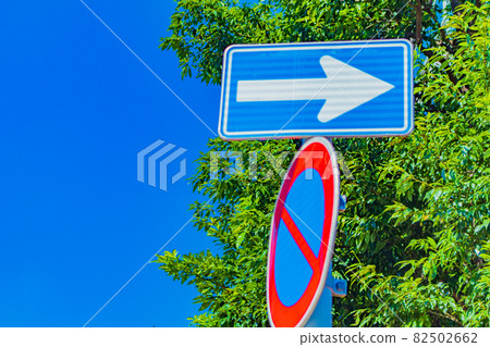 [Traffic image] Traffic sign in a residential area (one-way street) 82502662