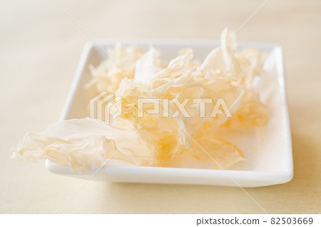 Dry white fungus 82503669