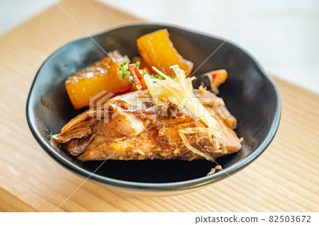 Yellowtail buri daikon 82503672