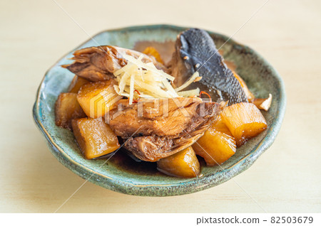 Yellowtail buri daikon 82503679