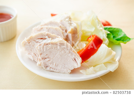 Sliced steamed chicken Sliced steamed chicken 82503738