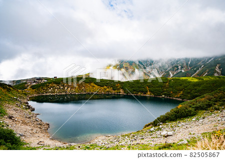 秋天多雲的天空中的室堂禦栗池 82505867