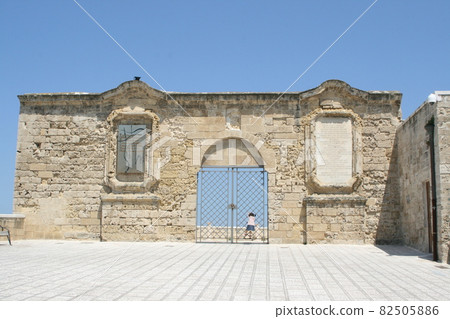 apulia, triangle, triangular 82505886