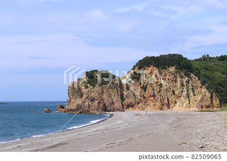 日本海的沙灘和基岩的風景。青森縣西津輕區深浦町。奧入瀨站附近的海岸。 82509065
