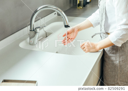 婦女在廚房裡洗手 82509291