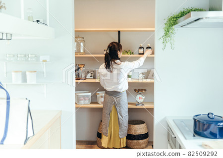 A woman who cleans up in the kitchen 82509292