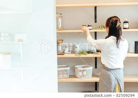 在廚房打掃衛生的女人 82509294