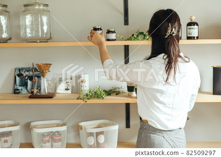 A woman who cleans up in the kitchen 82509297