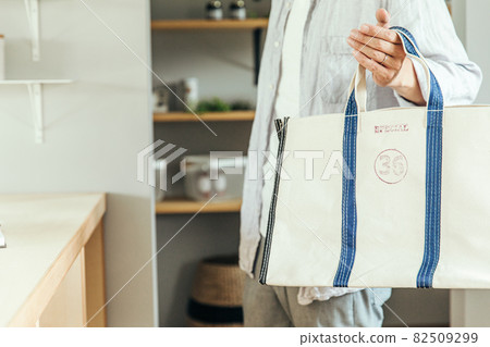 A man who goes out with an eco bag 82509299
