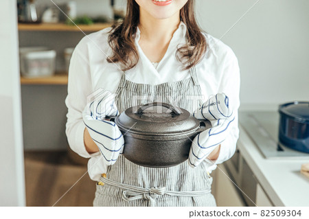 一個女人拿著食物,一個女人拿著鍋 一個女人拿著食物,一個女人拿著鍋 82509304