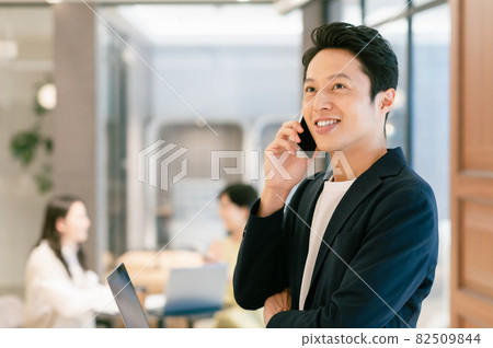 Businessman working in the office Photo cooperation: WEEK Shibadaimon (Sun Frontier Fudousan) 82509844