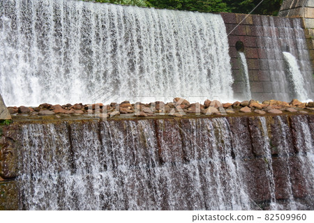 從關川的薩博大壩流下的水簾 82509960