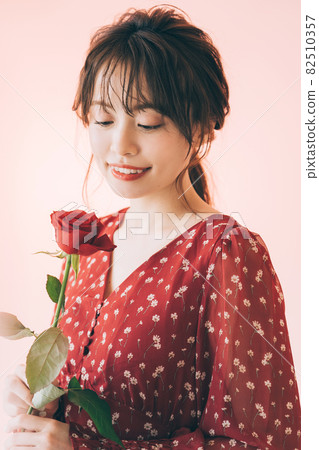 Single flower and woman 82510357