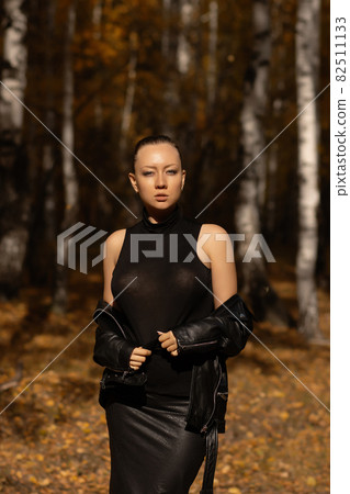 Young woman in a romantic autumn scenery Young woman in a romantic autumn scenery 82511133