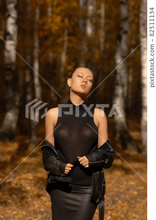 Young woman in a romantic autumn scenery Young woman in a romantic autumn scenery 82511134