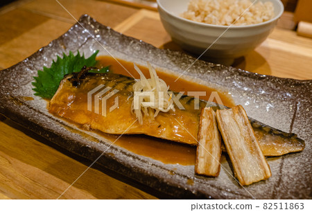 用鯖魚燜鯖魚 用鯖魚燜鯖魚 82511863