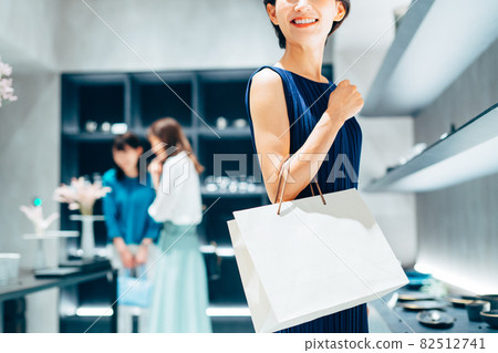 Women shopping: Photographing cooperation: g GIFT AND LIFESTYLE Women shopping: Photographing cooperation: g GIFT AND LIFESTYLE 82512741