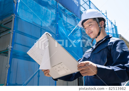 檢查圖畫的男性工作者 82513982