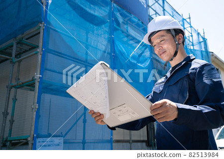 檢查圖畫的男性工作者 82513984