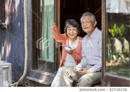 住在鄉下的老夫婦 住在鄉下的老夫婦 82516238