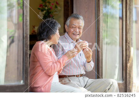 Senior couple living in the country 82516245