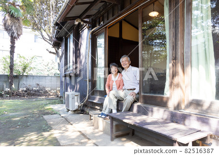 Senior couple living in the country 82516387