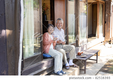 Senior couple living in the country 82516393