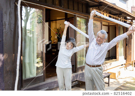 Active Senior Active Senior 82516402