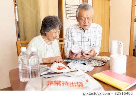年長夫婦為災難做準備 82516493