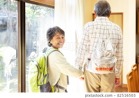 Senior couple preparing for a disaster Senior couple preparing for a disaster 82516503