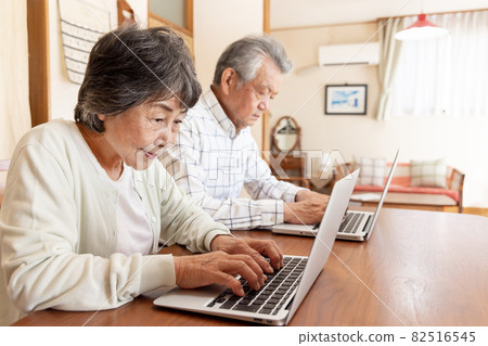 Senior online personal computer 82516545