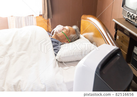 Senior male home recuperation 82516656