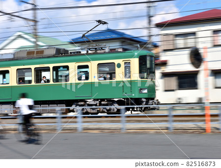 Enoden running toward Yanagikoji Station 82516873