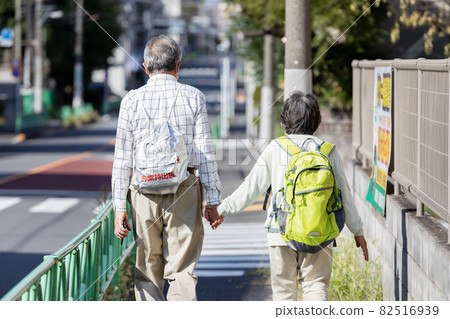 A senior couple heading to a designated evacuation facility 82516939