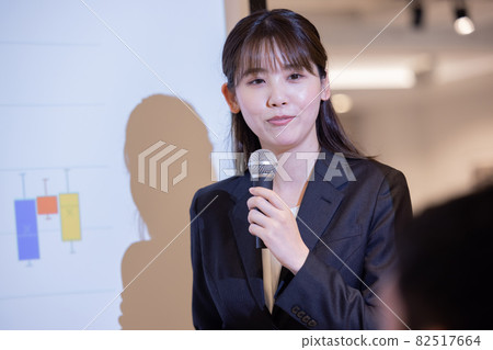 女性手持商務話筒出席 攝影合作:WEEK Shibadaimon (Sun Frontier Fudousan) 女性手持商務話筒出席 攝影合作:WEEK Shibadaimon (Sun Frontier Fudousan) 82517664