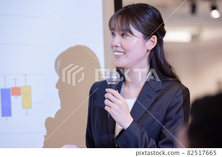 女性手持商務話筒出席 攝影合作:WEEK Shibadaimon (Sun Frontier Fudousan) 女性手持商務話筒出席 攝影合作:WEEK Shibadaimon (Sun Frontier Fudousan) 82517665