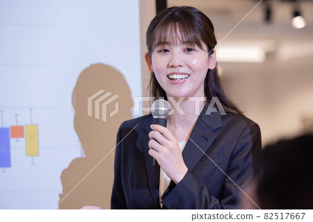 女性手持商務話筒出席 攝影合作:WEEK Shibadaimon (Sun Frontier Fudousan) 女性手持商務話筒出席 攝影合作:WEEK Shibadaimon (Sun Frontier Fudousan) 82517667