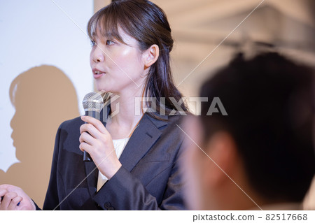 女性手持商務話筒出席 攝影合作:WEEK Shibadaimon (Sun Frontier Fudousan) 女性手持商務話筒出席 攝影合作:WEEK Shibadaimon (Sun Frontier Fudousan) 82517668